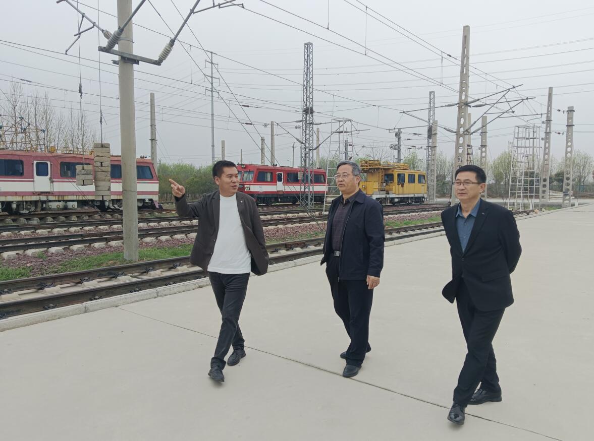 調(diào)研組走訪校內(nèi)實訓(xùn)基地